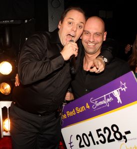 11-11-2009 SHOWBIZZ; STERRENFONDS VAN FRANS BAUER LAAT KINDEREN STRALEN IN 2010. het was een prachtige gezellige avond in The Red Sun te Blaricum waar eigenaresse  Wimmy Hu weer een fondswervende  avond organiseerde voor het Sterrenfonds van oa Frans Bauer. Vele artiesten waren komen opdraven om er samen een mooie avond van te maken. Belangen loos traden op Frans Bauer, Jeroen van der Boom, Rene Froger,Birgit Lewis,Dre Hazes en Glennis Grace. Veiling meester Junior Zegger toverde meer dan 200.000 euries uit de zakken en Richard Stooker een top goochelaar uit Breda liet iedereen achter met meer dan een vraag teken, hoe is dat nou mogelijk. Het Red Sun menu was meer dan voortreffelijk en Wimmy Hu werd door Frans Bauer officeel onder scheiden met een prachtige diamanten speld. Het Sterrenfons zet zich in voor kinderen in Nederland die niet voluit kinderen kunnen zijn.Het Sterrenfonds laat kinderen weer stralen en Wimmy Hu heeft haar steentje  daar aan bijgedragen met deze avond. Wie volgt, wie helpt onze kinderen beter worden en wie laat ze weer stralen van geluk. 
foto: Albert den Iseger.

