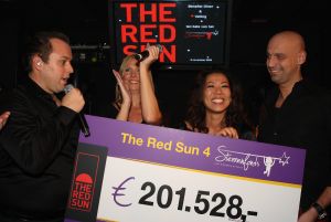 11-11-2009 SHOWBIZZ; STERRENFONDS VAN FRANS BAUER LAAT KINDEREN STRALEN IN 2010. het was een prachtige gezellige avond in The Red Sun te Blaricum waar eigenaresse  Wimmy Hu weer een fondswervende  avond organiseerde voor het Sterrenfonds van oa Frans Bauer. Vele artiesten waren komen opdraven om er samen een mooie avond van te maken. Belangen loos traden op Frans Bauer, Jeroen van der Boom, Rene Froger,Birgit Lewis,Dre Hazes en Glennis Grace. Veiling meester Junior Zegger toverde meer dan 200.000 euries uit de zakken en Richard Stooker een top goochelaar uit Breda liet iedereen achter met meer dan een vraag teken, hoe is dat nou mogelijk. Het Red Sun menu was meer dan voortreffelijk en Wimmy Hu werd door Frans Bauer officeel onder scheiden met een prachtige diamanten speld. Het Sterrenfons zet zich in voor kinderen in Nederland die niet voluit kinderen kunnen zijn.Het Sterrenfonds laat kinderen weer stralen en Wimmy Hu heeft haar steentje  daar aan bijgedragen met deze avond. Wie volgt, wie helpt onze kinderen beter worden en wie laat ze weer stralen van geluk. 
foto: Albert den Iseger.
