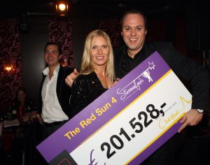 11-11-2009 SHOWBIZZ; STERRENFONDS VAN FRANS BAUER LAAT KINDEREN STRALEN IN 2010. het was een prachtige gezellige avond in The Red Sun te Blaricum waar eigenaresse  Wimmy Hu weer een fondswervende  avond organiseerde voor het Sterrenfonds van oa Frans Bauer. Vele artiesten waren komen opdraven om er samen een mooie avond van te maken. Belangen loos traden op Frans Bauer, Jeroen van der Boom, Rene Froger,Birgit Lewis,Dre Hazes en Glennis Grace. Veiling meester Junior Zegger toverde meer dan 200.000 euries uit de zakken en Richard Stooker een top goochelaar uit Breda liet iedereen achter met meer dan een vraag teken, hoe is dat nou mogelijk. Het Red Sun menu was meer dan voortreffelijk en Wimmy Hu werd door Frans Bauer officeel onder scheiden met een prachtige diamanten speld. Het Sterrenfons zet zich in voor kinderen in Nederland die niet voluit kinderen kunnen zijn.Het Sterrenfonds laat kinderen weer stralen en Wimmy Hu heeft haar steentje  daar aan bijgedragen met deze avond. Wie volgt, wie helpt onze kinderen beter worden en wie laat ze weer stralen van geluk. 
foto: Albert den Iseger.
