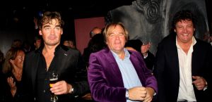 11-11-2009 SHOWBIZZ; STERRENFONDS VAN FRANS BAUER LAAT KINDEREN STRALEN IN 2010. het was een prachtige gezellige avond in The Red Sun te Blaricum waar eigenaresse  Wimmy Hu weer een fondswervende  avond organiseerde voor het Sterrenfonds van oa Frans Bauer. Vele artiesten waren komen opdraven om er samen een mooie avond van te maken. Belangen loos traden op Frans Bauer, Jeroen van der Boom, Rene Froger,Birgit Lewis,Dre Hazes en Glennis Grace. Veiling meester Junior Zegger toverde meer dan 200.000 euries uit de zakken en Richard Stooker een top goochelaar uit Breda liet iedereen achter met meer dan een vraag teken, hoe is dat nou mogelijk. Het Red Sun menu was meer dan voortreffelijk en Wimmy Hu werd door Frans Bauer officeel onder scheiden met een prachtige diamanten speld. Het Sterrenfons zet zich in voor kinderen in Nederland die niet voluit kinderen kunnen zijn.Het Sterrenfonds laat kinderen weer stralen en Wimmy Hu heeft haar steentje  daar aan bijgedragen met deze avond. Wie volgt, wie helpt onze kinderen beter worden en wie laat ze weer stralen van geluk. 
foto: Albert den Iseger.
