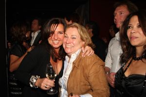 11-11-2009 SHOWBIZZ; STERRENFONDS VAN FRANS BAUER LAAT KINDEREN STRALEN IN 2010. het was een prachtige gezellige avond in The Red Sun te Blaricum waar eigenaresse  Wimmy Hu weer een fondswervende  avond organiseerde voor het Sterrenfonds van oa Frans Bauer. Vele artiesten waren komen opdraven om er samen een mooie avond van te maken. Belangen loos traden op Frans Bauer, Jeroen van der Boom, Rene Froger,Birgit Lewis,Dre Hazes en Glennis Grace. Veiling meester Junior Zegger toverde meer dan 200.000 euries uit de zakken en Richard Stooker een top goochelaar uit Breda liet iedereen achter met meer dan een vraag teken, hoe is dat nou mogelijk. Het Red Sun menu was meer dan voortreffelijk en Wimmy Hu werd door Frans Bauer officeel onder scheiden met een prachtige diamanten speld. Het Sterrenfons zet zich in voor kinderen in Nederland die niet voluit kinderen kunnen zijn.Het Sterrenfonds laat kinderen weer stralen en Wimmy Hu heeft haar steentje  daar aan bijgedragen met deze avond. Wie volgt, wie helpt onze kinderen beter worden en wie laat ze weer stralen van geluk. 
foto: Albert den Iseger.
