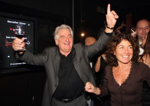 11-11-2009 SHOWBIZZ; STERRENFONDS VAN FRANS BAUER LAAT KINDEREN STRALEN IN 2010. het was een prachtige gezellige avond in The Red Sun te Blaricum waar eigenaresse  Wimmy Hu weer een fondswervende  avond organiseerde voor het Sterrenfonds van oa Frans Bauer. Vele artiesten waren komen opdraven om er samen een mooie avond van te maken. Belangen loos traden op Frans Bauer, Jeroen van der Boom, Rene Froger,Birgit Lewis,Dre Hazes en Glennis Grace. Veiling meester Junior Zegger toverde meer dan 200.000 euries uit de zakken en Richard Stooker een top goochelaar uit Breda liet iedereen achter met meer dan een vraag teken, hoe is dat nou mogelijk. Het Red Sun menu was meer dan voortreffelijk en Wimmy Hu werd door Frans Bauer officeel onder scheiden met een prachtige diamanten speld. Het Sterrenfons zet zich in voor kinderen in Nederland die niet voluit kinderen kunnen zijn.Het Sterrenfonds laat kinderen weer stralen en Wimmy Hu heeft haar steentje  daar aan bijgedragen met deze avond. Wie volgt, wie helpt onze kinderen beter worden en wie laat ze weer stralen van geluk. 
foto: Albert den Iseger.
