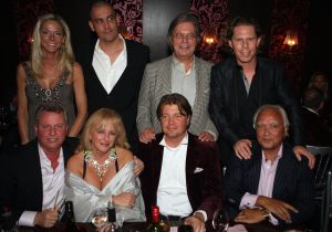 11-11-2009 SHOWBIZZ; STERRENFONDS VAN FRANS BAUER LAAT KINDEREN STRALEN IN 2010. het was een prachtige gezellige avond in The Red Sun te Blaricum waar eigenaresse  Wimmy Hu weer een fondswervende  avond organiseerde voor het Sterrenfonds van oa Frans Bauer. Vele artiesten waren komen opdraven om er samen een mooie avond van te maken. Belangen loos traden op Frans Bauer, Jeroen van der Boom, Rene Froger,Birgit Lewis,Dre Hazes en Glennis Grace. Veiling meester Junior Zegger toverde meer dan 200.000 euries uit de zakken en Richard Stooker een top goochelaar uit Breda liet iedereen achter met meer dan een vraag teken, hoe is dat nou mogelijk. Het Red Sun menu was meer dan voortreffelijk en Wimmy Hu werd door Frans Bauer officeel onder scheiden met een prachtige diamanten speld. Het Sterrenfons zet zich in voor kinderen in Nederland die niet voluit kinderen kunnen zijn.Het Sterrenfonds laat kinderen weer stralen en Wimmy Hu heeft haar steentje  daar aan bijgedragen met deze avond. Wie volgt, wie helpt onze kinderen beter worden en wie laat ze weer stralen van geluk. 
foto: Albert den Iseger.
