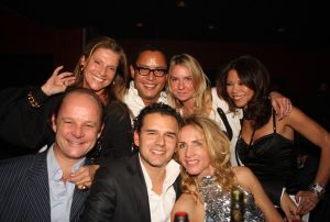 11-11-2009 SHOWBIZZ; STERRENFONDS VAN FRANS BAUER LAAT KINDEREN STRALEN IN 2010. het was een prachtige gezellige avond in The Red Sun te Blaricum waar eigenaresse  Wimmy Hu weer een fondswervende  avond organiseerde voor het Sterrenfonds van oa Frans Bauer. Vele artiesten waren komen opdraven om er samen een mooie avond van te maken. Belangen loos traden op Frans Bauer, Jeroen van der Boom, Rene Froger,Birgit Lewis,Dre Hazes en Glennis Grace. Veiling meester Junior Zegger toverde meer dan 200.000 euries uit de zakken en Richard Stooker een top goochelaar uit Breda liet iedereen achter met meer dan een vraag teken, hoe is dat nou mogelijk. Het Red Sun menu was meer dan voortreffelijk en Wimmy Hu werd door Frans Bauer officeel onder scheiden met een prachtige diamanten speld. Het Sterrenfons zet zich in voor kinderen in Nederland die niet voluit kinderen kunnen zijn.Het Sterrenfonds laat kinderen weer stralen en Wimmy Hu heeft haar steentje  daar aan bijgedragen met deze avond. Wie volgt, wie helpt onze kinderen beter worden en wie laat ze weer stralen van geluk. 
foto: Albert den Iseger.
