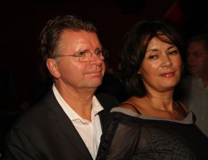11-11-2009 SHOWBIZZ; STERRENFONDS VAN FRANS BAUER LAAT KINDEREN STRALEN IN 2010. het was een prachtige gezellige avond in The Red Sun te Blaricum waar eigenaresse  Wimmy Hu weer een fondswervende  avond organiseerde voor het Sterrenfonds van oa Frans Bauer. Vele artiesten waren komen opdraven om er samen een mooie avond van te maken. Belangen loos traden op Frans Bauer, Jeroen van der Boom, Rene Froger,Birgit Lewis,Dre Hazes en Glennis Grace. Veiling meester Junior Zegger toverde meer dan 200.000 euries uit de zakken en Richard Stooker een top goochelaar uit Breda liet iedereen achter met meer dan een vraag teken, hoe is dat nou mogelijk. Het Red Sun menu was meer dan voortreffelijk en Wimmy Hu werd door Frans Bauer officeel onder scheiden met een prachtige diamanten speld. Het Sterrenfons zet zich in voor kinderen in Nederland die niet voluit kinderen kunnen zijn.Het Sterrenfonds laat kinderen weer stralen en Wimmy Hu heeft haar steentje  daar aan bijgedragen met deze avond. Wie volgt, wie helpt onze kinderen beter worden en wie laat ze weer stralen van geluk. 
foto: Albert den Iseger.
