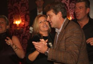 11-11-2009 SHOWBIZZ; STERRENFONDS VAN FRANS BAUER LAAT KINDEREN STRALEN IN 2010. het was een prachtige gezellige avond in The Red Sun te Blaricum waar eigenaresse  Wimmy Hu weer een fondswervende  avond organiseerde voor het Sterrenfonds van oa Frans Bauer. Vele artiesten waren komen opdraven om er samen een mooie avond van te maken. Belangen loos traden op Frans Bauer, Jeroen van der Boom, Rene Froger,Birgit Lewis,Dre Hazes en Glennis Grace. Veiling meester Junior Zegger toverde meer dan 200.000 euries uit de zakken en Richard Stooker een top goochelaar uit Breda liet iedereen achter met meer dan een vraag teken, hoe is dat nou mogelijk. Het Red Sun menu was meer dan voortreffelijk en Wimmy Hu werd door Frans Bauer officeel onder scheiden met een prachtige diamanten speld. Het Sterrenfons zet zich in voor kinderen in Nederland die niet voluit kinderen kunnen zijn.Het Sterrenfonds laat kinderen weer stralen en Wimmy Hu heeft haar steentje  daar aan bijgedragen met deze avond. Wie volgt, wie helpt onze kinderen beter worden en wie laat ze weer stralen van geluk. 
foto: Albert den Iseger.
