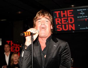 11-11-2009 SHOWBIZZ; STERRENFONDS VAN FRANS BAUER LAAT KINDEREN STRALEN IN 2010. het was een prachtige gezellige avond in The Red Sun te Blaricum waar eigenaresse  Wimmy Hu weer een fondswervende  avond organiseerde voor het Sterrenfonds van oa Frans Bauer. Vele artiesten waren komen opdraven om er samen een mooie avond van te maken. Belangen loos traden op Frans Bauer, Jeroen van der Boom, Rene Froger,Birgit Lewis,Dre Hazes en Glennis Grace. Veiling meester Junior Zegger toverde meer dan 200.000 euries uit de zakken en Richard Stooker een top goochelaar uit Breda liet iedereen achter met meer dan een vraag teken, hoe is dat nou mogelijk. Het Red Sun menu was meer dan voortreffelijk en Wimmy Hu werd door Frans Bauer officeel onder scheiden met een prachtige diamanten speld. Het Sterrenfons zet zich in voor kinderen in Nederland die niet voluit kinderen kunnen zijn.Het Sterrenfonds laat kinderen weer stralen en Wimmy Hu heeft haar steentje  daar aan bijgedragen met deze avond. Wie volgt, wie helpt onze kinderen beter worden en wie laat ze weer stralen van geluk. 
foto: Albert den Iseger.

