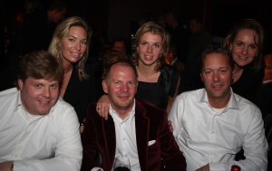 11-11-2009 SHOWBIZZ; STERRENFONDS VAN FRANS BAUER LAAT KINDEREN STRALEN IN 2010. het was een prachtige gezellige avond in The Red Sun te Blaricum waar eigenaresse  Wimmy Hu weer een fondswervende  avond organiseerde voor het Sterrenfonds van oa Frans Bauer. Vele artiesten waren komen opdraven om er samen een mooie avond van te maken. Belangen loos traden op Frans Bauer, Jeroen van der Boom, Rene Froger,Birgit Lewis,Dre Hazes en Glennis Grace. Veiling meester Junior Zegger toverde meer dan 200.000 euries uit de zakken en Richard Stooker een top goochelaar uit Breda liet iedereen achter met meer dan een vraag teken, hoe is dat nou mogelijk. Het Red Sun menu was meer dan voortreffelijk en Wimmy Hu werd door Frans Bauer officeel onder scheiden met een prachtige diamanten speld. Het Sterrenfons zet zich in voor kinderen in Nederland die niet voluit kinderen kunnen zijn.Het Sterrenfonds laat kinderen weer stralen en Wimmy Hu heeft haar steentje  daar aan bijgedragen met deze avond. Wie volgt, wie helpt onze kinderen beter worden en wie laat ze weer stralen van geluk. 
foto: Albert den Iseger.

