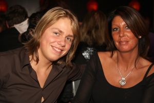 11-11-2009 SHOWBIZZ; STERRENFONDS VAN FRANS BAUER LAAT KINDEREN STRALEN IN 2010. het was een prachtige gezellige avond in The Red Sun te Blaricum waar eigenaresse  Wimmy Hu weer een fondswervende  avond organiseerde voor het Sterrenfonds van oa Frans Bauer. Vele artiesten waren komen opdraven om er samen een mooie avond van te maken. Belangen loos traden op Frans Bauer, Jeroen van der Boom, Rene Froger,Birgit Lewis,Dre Hazes en Glennis Grace. Veiling meester Junior Zegger toverde meer dan 200.000 euries uit de zakken en Richard Stooker een top goochelaar uit Breda liet iedereen achter met meer dan een vraag teken, hoe is dat nou mogelijk. Het Red Sun menu was meer dan voortreffelijk en Wimmy Hu werd door Frans Bauer officeel onder scheiden met een prachtige diamanten speld. Het Sterrenfons zet zich in voor kinderen in Nederland die niet voluit kinderen kunnen zijn.Het Sterrenfonds laat kinderen weer stralen en Wimmy Hu heeft haar steentje  daar aan bijgedragen met deze avond. Wie volgt, wie helpt onze kinderen beter worden en wie laat ze weer stralen van geluk. 
foto: Albert den Iseger.
