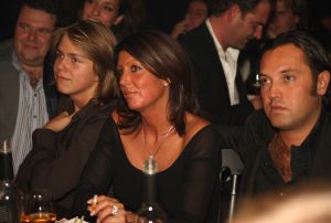 11-11-2009 SHOWBIZZ; STERRENFONDS VAN FRANS BAUER LAAT KINDEREN STRALEN IN 2010. het was een prachtige gezellige avond in The Red Sun te Blaricum waar eigenaresse  Wimmy Hu weer een fondswervende  avond organiseerde voor het Sterrenfonds van oa Frans Bauer. Vele artiesten waren komen opdraven om er samen een mooie avond van te maken. Belangen loos traden op Frans Bauer, Jeroen van der Boom, Rene Froger,Birgit Lewis,Dre Hazes en Glennis Grace. Veiling meester Junior Zegger toverde meer dan 200.000 euries uit de zakken en Richard Stooker een top goochelaar uit Breda liet iedereen achter met meer dan een vraag teken, hoe is dat nou mogelijk. Het Red Sun menu was meer dan voortreffelijk en Wimmy Hu werd door Frans Bauer officeel onder scheiden met een prachtige diamanten speld. Het Sterrenfons zet zich in voor kinderen in Nederland die niet voluit kinderen kunnen zijn.Het Sterrenfonds laat kinderen weer stralen en Wimmy Hu heeft haar steentje  daar aan bijgedragen met deze avond. Wie volgt, wie helpt onze kinderen beter worden en wie laat ze weer stralen van geluk. 
foto: Albert den Iseger.
