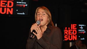 11-11-2009 SHOWBIZZ; STERRENFONDS VAN FRANS BAUER LAAT KINDEREN STRALEN IN 2010. het was een prachtige gezellige avond in The Red Sun te Blaricum waar eigenaresse  Wimmy Hu weer een fondswervende  avond organiseerde voor het Sterrenfonds van oa Frans Bauer. Vele artiesten waren komen opdraven om er samen een mooie avond van te maken. Belangen loos traden op Frans Bauer, Jeroen van der Boom, Rene Froger,Birgit Lewis,Dre Hazes en Glennis Grace. Veiling meester Junior Zegger toverde meer dan 200.000 euries uit de zakken en Richard Stooker een top goochelaar uit Breda liet iedereen achter met meer dan een vraag teken, hoe is dat nou mogelijk. Het Red Sun menu was meer dan voortreffelijk en Wimmy Hu werd door Frans Bauer officeel onder scheiden met een prachtige diamanten speld. Het Sterrenfons zet zich in voor kinderen in Nederland die niet voluit kinderen kunnen zijn.Het Sterrenfonds laat kinderen weer stralen en Wimmy Hu heeft haar steentje  daar aan bijgedragen met deze avond. Wie volgt, wie helpt onze kinderen beter worden en wie laat ze weer stralen van geluk. 
foto: Albert den Iseger.
