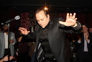 11-11-2009 SHOWBIZZ; STERRENFONDS VAN FRANS BAUER LAAT KINDEREN STRALEN IN 2010. het was een prachtige gezellige avond in The Red Sun te Blaricum waar eigenaresse  Wimmy Hu weer een fondswervende  avond organiseerde voor het Sterrenfonds van oa Frans Bauer. Vele artiesten waren komen opdraven om er samen een mooie avond van te maken. Belangen loos traden op Frans Bauer, Jeroen van der Boom, Rene Froger,Birgit Lewis,Dre Hazes en Glennis Grace. Veiling meester Junior Zegger toverde meer dan 200.000 euries uit de zakken en Richard Stooker een top goochelaar uit Breda liet iedereen achter met meer dan een vraag teken, hoe is dat nou mogelijk. Het Red Sun menu was meer dan voortreffelijk en Wimmy Hu werd door Frans Bauer officeel onder scheiden met een prachtige diamanten speld. Het Sterrenfons zet zich in voor kinderen in Nederland die niet voluit kinderen kunnen zijn.Het Sterrenfonds laat kinderen weer stralen en Wimmy Hu heeft haar steentje  daar aan bijgedragen met deze avond. Wie volgt, wie helpt onze kinderen beter worden en wie laat ze weer stralen van geluk. 
foto: Albert den Iseger.
