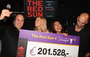11-11-2009 SHOWBIZZ; STERRENFONDS VAN FRANS BAUER LAAT KINDEREN STRALEN IN 2010. het was een prachtige gezellige avond in The Red Sun te Blaricum waar eigenaresse  Wimmy Hu weer een fondswervende  avond organiseerde voor het Sterrenfonds van oa Frans Bauer. Vele artiesten waren komen opdraven om er samen een mooie avond van te maken. Belangen loos traden op Frans Bauer, Jeroen van der Boom, Rene Froger,Birgit Lewis,Dre Hazes en Glennis Grace. Veiling meester Junior Zegger toverde meer dan 200.000 euries uit de zakken en Richard Stooker een top goochelaar uit Breda liet iedereen achter met meer dan een vraag teken, hoe is dat nou mogelijk. Het Red Sun menu was meer dan voortreffelijk en Wimmy Hu werd door Frans Bauer officeel onder scheiden met een prachtige diamanten speld. Het Sterrenfons zet zich in voor kinderen in Nederland die niet voluit kinderen kunnen zijn.Het Sterrenfonds laat kinderen weer stralen en Wimmy Hu heeft haar steentje  daar aan bijgedragen met deze avond. Wie volgt, wie helpt onze kinderen beter worden en wie laat ze weer stralen van geluk. 
foto: Albert den Iseger.
