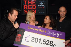 11-11-2009 SHOWBIZZ; STERRENFONDS VAN FRANS BAUER LAAT KINDEREN STRALEN IN 2010. het was een prachtige gezellige avond in The Red Sun te Blaricum waar eigenaresse  Wimmy Hu weer een fondswervende  avond organiseerde voor het Sterrenfonds van oa Frans Bauer. Vele artiesten waren komen opdraven om er samen een mooie avond van te maken. Belangen loos traden op Frans Bauer, Jeroen van der Boom, Rene Froger,Birgit Lewis,Dre Hazes en Glennis Grace. Veiling meester Junior Zegger toverde meer dan 200.000 euries uit de zakken en Richard Stooker een top goochelaar uit Breda liet iedereen achter met meer dan een vraag teken, hoe is dat nou mogelijk. Het Red Sun menu was meer dan voortreffelijk en Wimmy Hu werd door Frans Bauer officeel onder scheiden met een prachtige diamanten speld. Het Sterrenfons zet zich in voor kinderen in Nederland die niet voluit kinderen kunnen zijn.Het Sterrenfonds laat kinderen weer stralen en Wimmy Hu heeft haar steentje  daar aan bijgedragen met deze avond. Wie volgt, wie helpt onze kinderen beter worden en wie laat ze weer stralen van geluk. 
foto: Albert den Iseger.
11-11-2009 SHOWBIZZ; STERRENFONDS VAN FRANS BAUER LAAT KINDEREN STRALEN IN 2010. het was een prachtige gezellige avond in The Red Sun te Blaricum waar eigenaresse  Wimmy Hu weer een fondswervende  avond organiseerde voor het Sterrenfonds van oa Frans Bauer. Vele artiesten waren komen opdraven om er samen een mooie avond van te maken. Belangen loos traden op Frans Bauer, Jeroen van der Boom, Rene Froger,Birgit Lewis,Dre Hazes en Glennis Grace. Veiling meester Junior Zegger toverde meer dan 200.000 euries uit de zakken en Richard Stooker een top goochelaar uit Breda liet iedereen achter met meer dan een vraag teken, hoe is dat nou mogelijk. Het Red Sun menu was meer dan voortreffelijk en Wimmy Hu werd door Frans Bauer officeel onder scheiden met een prachtige diamanten speld. Het Sterrenfons zet zich in voor kinderen in Nederland die niet voluit kinderen kunnen zijn.Het Sterrenfonds laat kinderen weer stralen en Wimmy Hu heeft haar steentje  daar aan bijgedragen met deze avond. Wie volgt, wie helpt onze kinderen beter worden en wie laat ze weer stralen van geluk. 
foto: Albert den Iseger.

