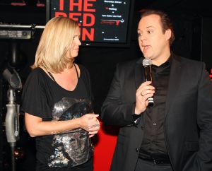 11-11-2009 SHOWBIZZ; STERRENFONDS VAN FRANS BAUER LAAT KINDEREN STRALEN IN 2010. het was een prachtige gezellige avond in The Red Sun te Blaricum waar eigenaresse  Wimmy Hu weer een fondswervende  avond organiseerde voor het Sterrenfonds van oa Frans Bauer. Vele artiesten waren komen opdraven om er samen een mooie avond van te maken. Belangen loos traden op Frans Bauer, Jeroen van der Boom, Rene Froger,Birgit Lewis,Dre Hazes en Glennis Grace. Veiling meester Junior Zegger toverde meer dan 200.000 euries uit de zakken en Richard Stooker een top goochelaar uit Breda liet iedereen achter met meer dan een vraag teken, hoe is dat nou mogelijk. Het Red Sun menu was meer dan voortreffelijk en Wimmy Hu werd door Frans Bauer officeel onder scheiden met een prachtige diamanten speld. Het Sterrenfons zet zich in voor kinderen in Nederland die niet voluit kinderen kunnen zijn.Het Sterrenfonds laat kinderen weer stralen en Wimmy Hu heeft haar steentje  daar aan bijgedragen met deze avond. Wie volgt, wie helpt onze kinderen beter worden en wie laat ze weer stralen van geluk. 
foto: Albert den Iseger.
