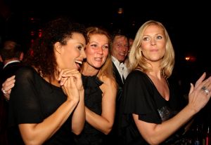 11-11-2009 SHOWBIZZ; STERRENFONDS VAN FRANS BAUER LAAT KINDEREN STRALEN IN 2010. het was een prachtige gezellige avond in The Red Sun te Blaricum waar eigenaresse  Wimmy Hu weer een fondswervende  avond organiseerde voor het Sterrenfonds van oa Frans Bauer. Vele artiesten waren komen opdraven om er samen een mooie avond van te maken. Belangen loos traden op Frans Bauer, Jeroen van der Boom, Rene Froger,Birgit Lewis,Dre Hazes en Glennis Grace. Veiling meester Junior Zegger toverde meer dan 200.000 euries uit de zakken en Richard Stooker een top goochelaar uit Breda liet iedereen achter met meer dan een vraag teken, hoe is dat nou mogelijk. Het Red Sun menu was meer dan voortreffelijk en Wimmy Hu werd door Frans Bauer officeel onder scheiden met een prachtige diamanten speld. Het Sterrenfons zet zich in voor kinderen in Nederland die niet voluit kinderen kunnen zijn.Het Sterrenfonds laat kinderen weer stralen en Wimmy Hu heeft haar steentje  daar aan bijgedragen met deze avond. Wie volgt, wie helpt onze kinderen beter worden en wie laat ze weer stralen van geluk. 
foto: Albert den Iseger.
