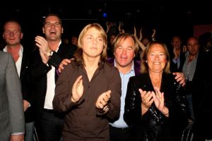 11-11-2009 SHOWBIZZ; STERRENFONDS VAN FRANS BAUER LAAT KINDEREN STRALEN IN 2010. het was een prachtige gezellige avond in The Red Sun te Blaricum waar eigenaresse  Wimmy Hu weer een fondswervende  avond organiseerde voor het Sterrenfonds van oa Frans Bauer. Vele artiesten waren komen opdraven om er samen een mooie avond van te maken. Belangen loos traden op Frans Bauer, Jeroen van der Boom, Rene Froger,Birgit Lewis,Dre Hazes en Glennis Grace. Veiling meester Junior Zegger toverde meer dan 200.000 euries uit de zakken en Richard Stooker een top goochelaar uit Breda liet iedereen achter met meer dan een vraag teken, hoe is dat nou mogelijk. Het Red Sun menu was meer dan voortreffelijk en Wimmy Hu werd door Frans Bauer officeel onder scheiden met een prachtige diamanten speld. Het Sterrenfons zet zich in voor kinderen in Nederland die niet voluit kinderen kunnen zijn.Het Sterrenfonds laat kinderen weer stralen en Wimmy Hu heeft haar steentje  daar aan bijgedragen met deze avond. Wie volgt, wie helpt onze kinderen beter worden en wie laat ze weer stralen van geluk. 
foto: Albert den Iseger.

