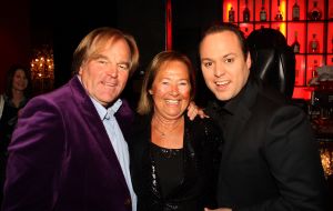 11-11-2009 SHOWBIZZ; STERRENFONDS VAN FRANS BAUER LAAT KINDEREN STRALEN IN 2010. het was een prachtige gezellige avond in The Red Sun te Blaricum waar eigenaresse  Wimmy Hu weer een fondswervende  avond organiseerde voor het Sterrenfonds van oa Frans Bauer. Vele artiesten waren komen opdraven om er samen een mooie avond van te maken. Belangen loos traden op Frans Bauer, Jeroen van der Boom, Rene Froger,Birgit Lewis,Dre Hazes en Glennis Grace. Veiling meester Junior Zegger toverde meer dan 200.000 euries uit de zakken en Richard Stooker een top goochelaar uit Breda liet iedereen achter met meer dan een vraag teken, hoe is dat nou mogelijk. Het Red Sun menu was meer dan voortreffelijk en Wimmy Hu werd door Frans Bauer officeel onder scheiden met een prachtige diamanten speld. Het Sterrenfons zet zich in voor kinderen in Nederland die niet voluit kinderen kunnen zijn.Het Sterrenfonds laat kinderen weer stralen en Wimmy Hu heeft haar steentje  daar aan bijgedragen met deze avond. Wie volgt, wie helpt onze kinderen beter worden en wie laat ze weer stralen van geluk. 
foto: Albert den Iseger.

