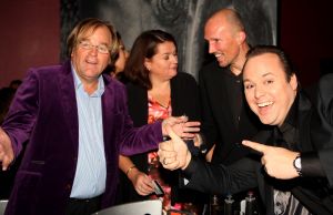 11-11-2009 SHOWBIZZ; STERRENFONDS VAN FRANS BAUER LAAT KINDEREN STRALEN IN 2010. het was een prachtige gezellige avond in The Red Sun te Blaricum waar eigenaresse  Wimmy Hu weer een fondswervende  avond organiseerde voor het Sterrenfonds van oa Frans Bauer. Vele artiesten waren komen opdraven om er samen een mooie avond van te maken. Belangen loos traden op Frans Bauer, Jeroen van der Boom, Rene Froger,Birgit Lewis,Dre Hazes en Glennis Grace. Veiling meester Junior Zegger toverde meer dan 200.000 euries uit de zakken en Richard Stooker een top goochelaar uit Breda liet iedereen achter met meer dan een vraag teken, hoe is dat nou mogelijk. Het Red Sun menu was meer dan voortreffelijk en Wimmy Hu werd door Frans Bauer officeel onder scheiden met een prachtige diamanten speld. Het Sterrenfons zet zich in voor kinderen in Nederland die niet voluit kinderen kunnen zijn.Het Sterrenfonds laat kinderen weer stralen en Wimmy Hu heeft haar steentje  daar aan bijgedragen met deze avond. Wie volgt, wie helpt onze kinderen beter worden en wie laat ze weer stralen van geluk. 
foto: Albert den Iseger.
