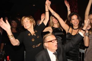 11-11-2009 SHOWBIZZ; STERRENFONDS VAN FRANS BAUER LAAT KINDEREN STRALEN IN 2010. het was een prachtige gezellige avond in The Red Sun te Blaricum waar eigenaresse  Wimmy Hu weer een fondswervende  avond organiseerde voor het Sterrenfonds van oa Frans Bauer. Vele artiesten waren komen opdraven om er samen een mooie avond van te maken. Belangen loos traden op Frans Bauer, Jeroen van der Boom, Rene Froger,Birgit Lewis,Dre Hazes en Glennis Grace. Veiling meester Junior Zegger toverde meer dan 200.000 euries uit de zakken en Richard Stooker een top goochelaar uit Breda liet iedereen achter met meer dan een vraag teken, hoe is dat nou mogelijk. Het Red Sun menu was meer dan voortreffelijk en Wimmy Hu werd door Frans Bauer officeel onder scheiden met een prachtige diamanten speld. Het Sterrenfons zet zich in voor kinderen in Nederland die niet voluit kinderen kunnen zijn.Het Sterrenfonds laat kinderen weer stralen en Wimmy Hu heeft haar steentje  daar aan bijgedragen met deze avond. Wie volgt, wie helpt onze kinderen beter worden en wie laat ze weer stralen van geluk. 
foto: Albert den Iseger.
