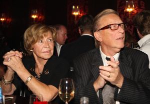 11-11-2009 SHOWBIZZ; STERRENFONDS VAN FRANS BAUER LAAT KINDEREN STRALEN IN 2010. het was een prachtige gezellige avond in The Red Sun te Blaricum waar eigenaresse  Wimmy Hu weer een fondswervende  avond organiseerde voor het Sterrenfonds van oa Frans Bauer. Vele artiesten waren komen opdraven om er samen een mooie avond van te maken. Belangen loos traden op Frans Bauer, Jeroen van der Boom, Rene Froger,Birgit Lewis,Dre Hazes en Glennis Grace. Veiling meester Junior Zegger toverde meer dan 200.000 euries uit de zakken en Richard Stooker een top goochelaar uit Breda liet iedereen achter met meer dan een vraag teken, hoe is dat nou mogelijk. Het Red Sun menu was meer dan voortreffelijk en Wimmy Hu werd door Frans Bauer officeel onder scheiden met een prachtige diamanten speld. Het Sterrenfons zet zich in voor kinderen in Nederland die niet voluit kinderen kunnen zijn.Het Sterrenfonds laat kinderen weer stralen en Wimmy Hu heeft haar steentje  daar aan bijgedragen met deze avond. Wie volgt, wie helpt onze kinderen beter worden en wie laat ze weer stralen van geluk. 
foto: Albert den Iseger.
