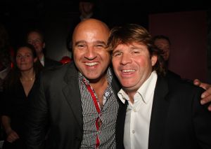 11-11-2009 SHOWBIZZ; STERRENFONDS VAN FRANS BAUER LAAT KINDEREN STRALEN IN 2010. het was een prachtige gezellige avond in The Red Sun te Blaricum waar eigenaresse  Wimmy Hu weer een fondswervende  avond organiseerde voor het Sterrenfonds van oa Frans Bauer. Vele artiesten waren komen opdraven om er samen een mooie avond van te maken. Belangen loos traden op Frans Bauer, Jeroen van der Boom, Rene Froger,Birgit Lewis,Dre Hazes en Glennis Grace. Veiling meester Junior Zegger toverde meer dan 200.000 euries uit de zakken en Richard Stooker een top goochelaar uit Breda liet iedereen achter met meer dan een vraag teken, hoe is dat nou mogelijk. Het Red Sun menu was meer dan voortreffelijk en Wimmy Hu werd door Frans Bauer officeel onder scheiden met een prachtige diamanten speld. Het Sterrenfons zet zich in voor kinderen in Nederland die niet voluit kinderen kunnen zijn.Het Sterrenfonds laat kinderen weer stralen en Wimmy Hu heeft haar steentje  daar aan bijgedragen met deze avond. Wie volgt, wie helpt onze kinderen beter worden en wie laat ze weer stralen van geluk. 
foto: Albert den Iseger.
