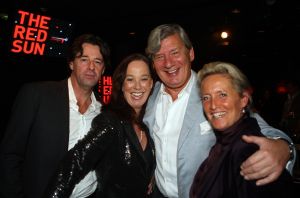 11-11-2009 SHOWBIZZ; STERRENFONDS VAN FRANS BAUER LAAT KINDEREN STRALEN IN 2010. het was een prachtige gezellige avond in The Red Sun te Blaricum waar eigenaresse  Wimmy Hu weer een fondswervende  avond organiseerde voor het Sterrenfonds van oa Frans Bauer. Vele artiesten waren komen opdraven om er samen een mooie avond van te maken. Belangen loos traden op Frans Bauer, Jeroen van der Boom, Rene Froger,Birgit Lewis,Dre Hazes en Glennis Grace. Veiling meester Junior Zegger toverde meer dan 200.000 euries uit de zakken en Richard Stooker een top goochelaar uit Breda liet iedereen achter met meer dan een vraag teken, hoe is dat nou mogelijk. Het Red Sun menu was meer dan voortreffelijk en Wimmy Hu werd door Frans Bauer officeel onder scheiden met een prachtige diamanten speld. Het Sterrenfons zet zich in voor kinderen in Nederland die niet voluit kinderen kunnen zijn.Het Sterrenfonds laat kinderen weer stralen en Wimmy Hu heeft haar steentje  daar aan bijgedragen met deze avond. Wie volgt, wie helpt onze kinderen beter worden en wie laat ze weer stralen van geluk. 
foto: Albert den Iseger.
