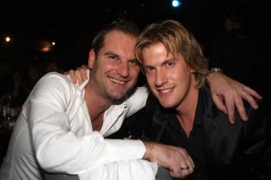11-11-2009 SHOWBIZZ; STERRENFONDS VAN FRANS BAUER LAAT KINDEREN STRALEN IN 2010. het was een prachtige gezellige avond in The Red Sun te Blaricum waar eigenaresse  Wimmy Hu weer een fondswervende  avond organiseerde voor het Sterrenfonds van oa Frans Bauer. Vele artiesten waren komen opdraven om er samen een mooie avond van te maken. Belangen loos traden op Frans Bauer, Jeroen van der Boom, Rene Froger,Birgit Lewis,Dre Hazes en Glennis Grace. Veiling meester Junior Zegger toverde meer dan 200.000 euries uit de zakken en Richard Stooker een top goochelaar uit Breda liet iedereen achter met meer dan een vraag teken, hoe is dat nou mogelijk. Het Red Sun menu was meer dan voortreffelijk en Wimmy Hu werd door Frans Bauer officeel onder scheiden met een prachtige diamanten speld. Het Sterrenfons zet zich in voor kinderen in Nederland die niet voluit kinderen kunnen zijn.Het Sterrenfonds laat kinderen weer stralen en Wimmy Hu heeft haar steentje  daar aan bijgedragen met deze avond. Wie volgt, wie helpt onze kinderen beter worden en wie laat ze weer stralen van geluk. 
foto: Albert den Iseger.

