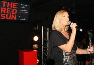 11-11-2009 SHOWBIZZ; STERRENFONDS VAN FRANS BAUER LAAT KINDEREN STRALEN IN 2010. het was een prachtige gezellige avond in The Red Sun te Blaricum waar eigenaresse  Wimmy Hu weer een fondswervende  avond organiseerde voor het Sterrenfonds van oa Frans Bauer. Vele artiesten waren komen opdraven om er samen een mooie avond van te maken. Belangen loos traden op Frans Bauer, Jeroen van der Boom, Rene Froger,Birgit Lewis,Dre Hazes en Glennis Grace. Veiling meester Junior Zegger toverde meer dan 200.000 euries uit de zakken en Richard Stooker een top goochelaar uit Breda liet iedereen achter met meer dan een vraag teken, hoe is dat nou mogelijk. Het Red Sun menu was meer dan voortreffelijk en Wimmy Hu werd door Frans Bauer officeel onder scheiden met een prachtige diamanten speld. Het Sterrenfons zet zich in voor kinderen in Nederland die niet voluit kinderen kunnen zijn.Het Sterrenfonds laat kinderen weer stralen en Wimmy Hu heeft haar steentje  daar aan bijgedragen met deze avond. Wie volgt, wie helpt onze kinderen beter worden en wie laat ze weer stralen van geluk. 
foto: Albert den Iseger.
