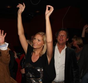 11-11-2009 SHOWBIZZ; STERRENFONDS VAN FRANS BAUER LAAT KINDEREN STRALEN IN 2010. het was een prachtige gezellige avond in The Red Sun te Blaricum waar eigenaresse  Wimmy Hu weer een fondswervende  avond organiseerde voor het Sterrenfonds van oa Frans Bauer. Vele artiesten waren komen opdraven om er samen een mooie avond van te maken. Belangen loos traden op Frans Bauer, Jeroen van der Boom, Rene Froger,Birgit Lewis,Dre Hazes en Glennis Grace. Veiling meester Junior Zegger toverde meer dan 200.000 euries uit de zakken en Richard Stooker een top goochelaar uit Breda liet iedereen achter met meer dan een vraag teken, hoe is dat nou mogelijk. Het Red Sun menu was meer dan voortreffelijk en Wimmy Hu werd door Frans Bauer officeel onder scheiden met een prachtige diamanten speld. Het Sterrenfons zet zich in voor kinderen in Nederland die niet voluit kinderen kunnen zijn.Het Sterrenfonds laat kinderen weer stralen en Wimmy Hu heeft haar steentje  daar aan bijgedragen met deze avond. Wie volgt, wie helpt onze kinderen beter worden en wie laat ze weer stralen van geluk. 
foto: Albert den Iseger.

