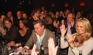 11-11-2009 SHOWBIZZ; STERRENFONDS VAN FRANS BAUER LAAT KINDEREN STRALEN IN 2010. het was een prachtige gezellige avond in The Red Sun te Blaricum waar eigenaresse  Wimmy Hu weer een fondswervende  avond organiseerde voor het Sterrenfonds van oa Frans Bauer. Vele artiesten waren komen opdraven om er samen een mooie avond van te maken. Belangen loos traden op Frans Bauer, Jeroen van der Boom, Rene Froger,Birgit Lewis,Dre Hazes en Glennis Grace. Veiling meester Junior Zegger toverde meer dan 200.000 euries uit de zakken en Richard Stooker een top goochelaar uit Breda liet iedereen achter met meer dan een vraag teken, hoe is dat nou mogelijk. Het Red Sun menu was meer dan voortreffelijk en Wimmy Hu werd door Frans Bauer officeel onder scheiden met een prachtige diamanten speld. Het Sterrenfons zet zich in voor kinderen in Nederland die niet voluit kinderen kunnen zijn.Het Sterrenfonds laat kinderen weer stralen en Wimmy Hu heeft haar steentje  daar aan bijgedragen met deze avond. Wie volgt, wie helpt onze kinderen beter worden en wie laat ze weer stralen van geluk. 
foto: Albert den Iseger.
