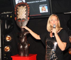 11-11-2009 SHOWBIZZ; STERRENFONDS VAN FRANS BAUER LAAT KINDEREN STRALEN IN 2010. het was een prachtige gezellige avond in The Red Sun te Blaricum waar eigenaresse  Wimmy Hu weer een fondswervende  avond organiseerde voor het Sterrenfonds van oa Frans Bauer. Vele artiesten waren komen opdraven om er samen een mooie avond van te maken. Belangen loos traden op Frans Bauer, Jeroen van der Boom, Rene Froger,Birgit Lewis,Dre Hazes en Glennis Grace. Veiling meester Junior Zegger toverde meer dan 200.000 euries uit de zakken en Richard Stooker een top goochelaar uit Breda liet iedereen achter met meer dan een vraag teken, hoe is dat nou mogelijk. Het Red Sun menu was meer dan voortreffelijk en Wimmy Hu werd door Frans Bauer officeel onder scheiden met een prachtige diamanten speld. Het Sterrenfons zet zich in voor kinderen in Nederland die niet voluit kinderen kunnen zijn.Het Sterrenfonds laat kinderen weer stralen en Wimmy Hu heeft haar steentje  daar aan bijgedragen met deze avond. Wie volgt, wie helpt onze kinderen beter worden en wie laat ze weer stralen van geluk. 
foto: Albert den Iseger.
