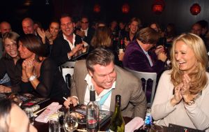 11-11-2009 SHOWBIZZ; STERRENFONDS VAN FRANS BAUER LAAT KINDEREN STRALEN IN 2010. het was een prachtige gezellige avond in The Red Sun te Blaricum waar eigenaresse  Wimmy Hu weer een fondswervende  avond organiseerde voor het Sterrenfonds van oa Frans Bauer. Vele artiesten waren komen opdraven om er samen een mooie avond van te maken. Belangen loos traden op Frans Bauer, Jeroen van der Boom, Rene Froger,Birgit Lewis,Dre Hazes en Glennis Grace. Veiling meester Junior Zegger toverde meer dan 200.000 euries uit de zakken en Richard Stooker een top goochelaar uit Breda liet iedereen achter met meer dan een vraag teken, hoe is dat nou mogelijk. Het Red Sun menu was meer dan voortreffelijk en Wimmy Hu werd door Frans Bauer officeel onder scheiden met een prachtige diamanten speld. Het Sterrenfons zet zich in voor kinderen in Nederland die niet voluit kinderen kunnen zijn.Het Sterrenfonds laat kinderen weer stralen en Wimmy Hu heeft haar steentje  daar aan bijgedragen met deze avond. Wie volgt, wie helpt onze kinderen beter worden en wie laat ze weer stralen van geluk. 
foto: Albert den Iseger.
