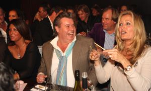 11-11-2009 SHOWBIZZ; STERRENFONDS VAN FRANS BAUER LAAT KINDEREN STRALEN IN 2010. het was een prachtige gezellige avond in The Red Sun te Blaricum waar eigenaresse  Wimmy Hu weer een fondswervende  avond organiseerde voor het Sterrenfonds van oa Frans Bauer. Vele artiesten waren komen opdraven om er samen een mooie avond van te maken. Belangen loos traden op Frans Bauer, Jeroen van der Boom, Rene Froger,Birgit Lewis,Dre Hazes en Glennis Grace. Veiling meester Junior Zegger toverde meer dan 200.000 euries uit de zakken en Richard Stooker een top goochelaar uit Breda liet iedereen achter met meer dan een vraag teken, hoe is dat nou mogelijk. Het Red Sun menu was meer dan voortreffelijk en Wimmy Hu werd door Frans Bauer officeel onder scheiden met een prachtige diamanten speld. Het Sterrenfons zet zich in voor kinderen in Nederland die niet voluit kinderen kunnen zijn.Het Sterrenfonds laat kinderen weer stralen en Wimmy Hu heeft haar steentje  daar aan bijgedragen met deze avond. Wie volgt, wie helpt onze kinderen beter worden en wie laat ze weer stralen van geluk. 
foto: Albert den Iseger.
