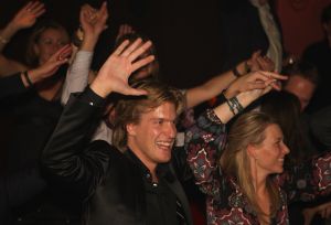 11-11-2009 SHOWBIZZ; STERRENFONDS VAN FRANS BAUER LAAT KINDEREN STRALEN IN 2010. het was een prachtige gezellige avond in The Red Sun te Blaricum waar eigenaresse  Wimmy Hu weer een fondswervende  avond organiseerde voor het Sterrenfonds van oa Frans Bauer. Vele artiesten waren komen opdraven om er samen een mooie avond van te maken. Belangen loos traden op Frans Bauer, Jeroen van der Boom, Rene Froger,Birgit Lewis,Dre Hazes en Glennis Grace. Veiling meester Junior Zegger toverde meer dan 200.000 euries uit de zakken en Richard Stooker een top goochelaar uit Breda liet iedereen achter met meer dan een vraag teken, hoe is dat nou mogelijk. Het Red Sun menu was meer dan voortreffelijk en Wimmy Hu werd door Frans Bauer officeel onder scheiden met een prachtige diamanten speld. Het Sterrenfons zet zich in voor kinderen in Nederland die niet voluit kinderen kunnen zijn.Het Sterrenfonds laat kinderen weer stralen en Wimmy Hu heeft haar steentje  daar aan bijgedragen met deze avond. Wie volgt, wie helpt onze kinderen beter worden en wie laat ze weer stralen van geluk. 
foto: Albert den Iseger.

