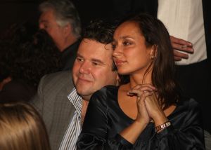 11-11-2009 SHOWBIZZ; STERRENFONDS VAN FRANS BAUER LAAT KINDEREN STRALEN IN 2010. het was een prachtige gezellige avond in The Red Sun te Blaricum waar eigenaresse  Wimmy Hu weer een fondswervende  avond organiseerde voor het Sterrenfonds van oa Frans Bauer. Vele artiesten waren komen opdraven om er samen een mooie avond van te maken. Belangen loos traden op Frans Bauer, Jeroen van der Boom, Rene Froger,Birgit Lewis,Dre Hazes en Glennis Grace. Veiling meester Junior Zegger toverde meer dan 200.000 euries uit de zakken en Richard Stooker een top goochelaar uit Breda liet iedereen achter met meer dan een vraag teken, hoe is dat nou mogelijk. Het Red Sun menu was meer dan voortreffelijk en Wimmy Hu werd door Frans Bauer officeel onder scheiden met een prachtige diamanten speld. Het Sterrenfons zet zich in voor kinderen in Nederland die niet voluit kinderen kunnen zijn.Het Sterrenfonds laat kinderen weer stralen en Wimmy Hu heeft haar steentje  daar aan bijgedragen met deze avond. Wie volgt, wie helpt onze kinderen beter worden en wie laat ze weer stralen van geluk. 
foto: Albert den Iseger.
