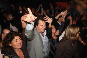 11-11-2009 SHOWBIZZ; STERRENFONDS VAN FRANS BAUER LAAT KINDEREN STRALEN IN 2010. het was een prachtige gezellige avond in The Red Sun te Blaricum waar eigenaresse  Wimmy Hu weer een fondswervende  avond organiseerde voor het Sterrenfonds van oa Frans Bauer. Vele artiesten waren komen opdraven om er samen een mooie avond van te maken. Belangen loos traden op Frans Bauer, Jeroen van der Boom, Rene Froger,Birgit Lewis,Dre Hazes en Glennis Grace. Veiling meester Junior Zegger toverde meer dan 200.000 euries uit de zakken en Richard Stooker een top goochelaar uit Breda liet iedereen achter met meer dan een vraag teken, hoe is dat nou mogelijk. Het Red Sun menu was meer dan voortreffelijk en Wimmy Hu werd door Frans Bauer officeel onder scheiden met een prachtige diamanten speld. Het Sterrenfons zet zich in voor kinderen in Nederland die niet voluit kinderen kunnen zijn.Het Sterrenfonds laat kinderen weer stralen en Wimmy Hu heeft haar steentje  daar aan bijgedragen met deze avond. Wie volgt, wie helpt onze kinderen beter worden en wie laat ze weer stralen van geluk. 
foto: Albert den Iseger.
