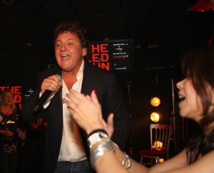 11-11-2009 SHOWBIZZ; STERRENFONDS VAN FRANS BAUER LAAT KINDEREN STRALEN IN 2010. het was een prachtige gezellige avond in The Red Sun te Blaricum waar eigenaresse  Wimmy Hu weer een fondswervende  avond organiseerde voor het Sterrenfonds van oa Frans Bauer. Vele artiesten waren komen opdraven om er samen een mooie avond van te maken. Belangen loos traden op Frans Bauer, Jeroen van der Boom, Rene Froger,Birgit Lewis,Dre Hazes en Glennis Grace. Veiling meester Junior Zegger toverde meer dan 200.000 euries uit de zakken en Richard Stooker een top goochelaar uit Breda liet iedereen achter met meer dan een vraag teken, hoe is dat nou mogelijk. Het Red Sun menu was meer dan voortreffelijk en Wimmy Hu werd door Frans Bauer officeel onder scheiden met een prachtige diamanten speld. Het Sterrenfons zet zich in voor kinderen in Nederland die niet voluit kinderen kunnen zijn.Het Sterrenfonds laat kinderen weer stralen en Wimmy Hu heeft haar steentje  daar aan bijgedragen met deze avond. Wie volgt, wie helpt onze kinderen beter worden en wie laat ze weer stralen van geluk. 
foto: Albert den Iseger.
