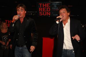 11-11-2009 SHOWBIZZ; STERRENFONDS VAN FRANS BAUER LAAT KINDEREN STRALEN IN 2010. het was een prachtige gezellige avond in The Red Sun te Blaricum waar eigenaresse  Wimmy Hu weer een fondswervende  avond organiseerde voor het Sterrenfonds van oa Frans Bauer. Vele artiesten waren komen opdraven om er samen een mooie avond van te maken. Belangen loos traden op Frans Bauer, Jeroen van der Boom, Rene Froger,Birgit Lewis,Dre Hazes en Glennis Grace. Veiling meester Junior Zegger toverde meer dan 200.000 euries uit de zakken en Richard Stooker een top goochelaar uit Breda liet iedereen achter met meer dan een vraag teken, hoe is dat nou mogelijk. Het Red Sun menu was meer dan voortreffelijk en Wimmy Hu werd door Frans Bauer officeel onder scheiden met een prachtige diamanten speld. Het Sterrenfons zet zich in voor kinderen in Nederland die niet voluit kinderen kunnen zijn.Het Sterrenfonds laat kinderen weer stralen en Wimmy Hu heeft haar steentje  daar aan bijgedragen met deze avond. Wie volgt, wie helpt onze kinderen beter worden en wie laat ze weer stralen van geluk. 
foto: Albert den Iseger.

