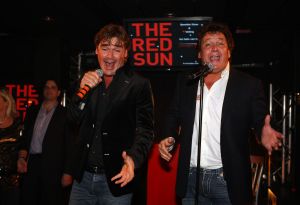 11-11-2009 SHOWBIZZ; STERRENFONDS VAN FRANS BAUER LAAT KINDEREN STRALEN IN 2010. het was een prachtige gezellige avond in The Red Sun te Blaricum waar eigenaresse  Wimmy Hu weer een fondswervende  avond organiseerde voor het Sterrenfonds van oa Frans Bauer. Vele artiesten waren komen opdraven om er samen een mooie avond van te maken. Belangen loos traden op Frans Bauer, Jeroen van der Boom, Rene Froger,Birgit Lewis,Dre Hazes en Glennis Grace. Veiling meester Junior Zegger toverde meer dan 200.000 euries uit de zakken en Richard Stooker een top goochelaar uit Breda liet iedereen achter met meer dan een vraag teken, hoe is dat nou mogelijk. Het Red Sun menu was meer dan voortreffelijk en Wimmy Hu werd door Frans Bauer officeel onder scheiden met een prachtige diamanten speld. Het Sterrenfons zet zich in voor kinderen in Nederland die niet voluit kinderen kunnen zijn.Het Sterrenfonds laat kinderen weer stralen en Wimmy Hu heeft haar steentje  daar aan bijgedragen met deze avond. Wie volgt, wie helpt onze kinderen beter worden en wie laat ze weer stralen van geluk. 
foto: Albert den Iseger.
