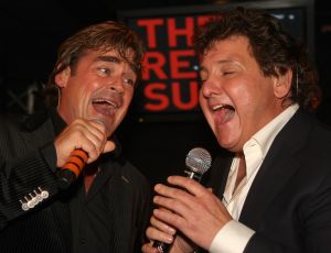 11-11-2009 SHOWBIZZ; STERRENFONDS VAN FRANS BAUER LAAT KINDEREN STRALEN IN 2010. het was een prachtige gezellige avond in The Red Sun te Blaricum waar eigenaresse  Wimmy Hu weer een fondswervende  avond organiseerde voor het Sterrenfonds van oa Frans Bauer. Vele artiesten waren komen opdraven om er samen een mooie avond van te maken. Belangen loos traden op Frans Bauer, Jeroen van der Boom, Rene Froger,Birgit Lewis,Dre Hazes en Glennis Grace. Veiling meester Junior Zegger toverde meer dan 200.000 euries uit de zakken en Richard Stooker een top goochelaar uit Breda liet iedereen achter met meer dan een vraag teken, hoe is dat nou mogelijk. Het Red Sun menu was meer dan voortreffelijk en Wimmy Hu werd door Frans Bauer officeel onder scheiden met een prachtige diamanten speld. Het Sterrenfons zet zich in voor kinderen in Nederland die niet voluit kinderen kunnen zijn.Het Sterrenfonds laat kinderen weer stralen en Wimmy Hu heeft haar steentje  daar aan bijgedragen met deze avond. Wie volgt, wie helpt onze kinderen beter worden en wie laat ze weer stralen van geluk. 
foto: Albert den Iseger.
