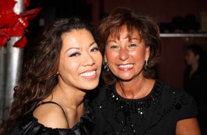11-11-2009 SHOWBIZZ; STERRENFONDS VAN FRANS BAUER LAAT KINDEREN STRALEN IN 2010. het was een prachtige gezellige avond in The Red Sun te Blaricum waar eigenaresse  Wimmy Hu weer een fondswervende  avond organiseerde voor het Sterrenfonds van oa Frans Bauer. Vele artiesten waren komen opdraven om er samen een mooie avond van te maken. Belangen loos traden op Frans Bauer, Jeroen van der Boom, Rene Froger,Birgit Lewis,Dre Hazes en Glennis Grace. Veiling meester Junior Zegger toverde meer dan 200.000 euries uit de zakken en Richard Stooker een top goochelaar uit Breda liet iedereen achter met meer dan een vraag teken, hoe is dat nou mogelijk. Het Red Sun menu was meer dan voortreffelijk en Wimmy Hu werd door Frans Bauer officeel onder scheiden met een prachtige diamanten speld. Het Sterrenfons zet zich in voor kinderen in Nederland die niet voluit kinderen kunnen zijn.Het Sterrenfonds laat kinderen weer stralen en Wimmy Hu heeft haar steentje  daar aan bijgedragen met deze avond. Wie volgt, wie helpt onze kinderen beter worden en wie laat ze weer stralen van geluk. 
foto: Albert den Iseger.
