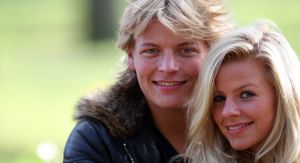 26-11-2009 SHOWBIZZ; THOMAS BERGE EN  MISS OVERIJSSEL 2009 DAISY DROST ZIJN AL PAAR MAANDEN EEN STELLETJE. Thomas en Daisy zijn al een paar maanden hevig verliefd op elkaar. De 17 lentes jonge Daisy woont in Enschede en zit op het IMKO College te Hengelo voor een opleiding als kapster-Visagie. Thomas en Daisy poseerde voor mij afgelopen weekend in de prachtige omgeving van Haaksbergen. Deze week het verhaal en  de mooie foto sessie in uw weekblad Prive.
foto: Albert den Iseger. 
