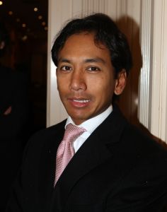 24-11-2009 SHOWBIZZ; HANS KAZAN LANCEERDE ZIJN EERSTE BOEK  SCHADUW VAN DE ILLUSIE. In het Hilton Schiphol overhandigde Ruud Hendriks aan Hans Kazan zijn eerste zelf geschreven boek SCHADUW VAN DE ILLUSIE. Tal van bekenden uit TV wereld waren aanwezig. Zelfs oud leerling van Hans Kazan, Hans Klok was aanwezig om vriend Hans Kazan te bedanken voor de items lange vriendschap en wenste hem succes met het prachtige boek.
foto: Albert den Iseger.
