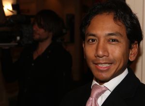 24-11-2009 SHOWBIZZ; HANS KAZAN LANCEERDE ZIJN EERSTE BOEK  SCHADUW VAN DE ILLUSIE. In het Hilton Schiphol overhandigde Ruud Hendriks aan Hans Kazan zijn eerste zelf geschreven boek SCHADUW VAN DE ILLUSIE. Tal van bekenden uit TV wereld waren aanwezig. Zelfs oud leerling van Hans Kazan, Hans Klok was aanwezig om vriend Hans Kazan te bedanken voor de items lange vriendschap en wenste hem succes met het prachtige boek.
foto: Albert den Iseger.