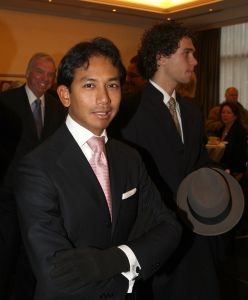 24-11-2009 SHOWBIZZ; HANS KAZAN LANCEERDE ZIJN EERSTE BOEK  SCHADUW VAN DE ILLUSIE. In het Hilton Schiphol overhandigde Ruud Hendriks aan Hans Kazan zijn eerste zelf geschreven boek SCHADUW VAN DE ILLUSIE. Tal van bekenden uit TV wereld waren aanwezig. Zelfs oud leerling van Hans Kazan, Hans Klok was aanwezig om vriend Hans Kazan te bedanken voor de items lange vriendschap en wenste hem succes met het prachtige boek.
foto: Albert den Iseger.