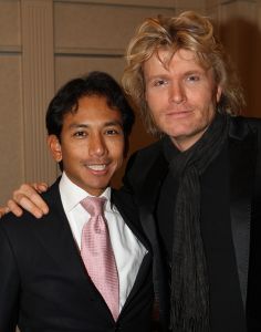 24-11-2009 SHOWBIZZ; HANS KAZAN LANCEERDE ZIJN EERSTE BOEK  SCHADUW VAN DE ILLUSIE. In het Hilton Schiphol overhandigde Ruud Hendriks aan Hans Kazan zijn eerste zelf geschreven boek SCHADUW VAN DE ILLUSIE. Tal van bekenden uit TV wereld waren aanwezig. Zelfs oud leerling van Hans Kazan, Hans Klok was aanwezig om vriend Hans Kazan te bedanken voor de items lange vriendschap en wenste hem succes met het prachtige boek.
foto: Albert den Iseger.