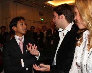 24-11-2009 SHOWBIZZ; HANS KAZAN LANCEERDE ZIJN EERSTE BOEK  SCHADUW VAN DE ILLUSIE. In het Hilton Schiphol overhandigde Ruud Hendriks aan Hans Kazan zijn eerste zelf geschreven boek SCHADUW VAN DE ILLUSIE. Tal van bekenden uit TV wereld waren aanwezig. Zelfs oud leerling van Hans Kazan, Hans Klok was aanwezig om vriend Hans Kazan te bedanken voor de items lange vriendschap en wenste hem succes met het prachtige boek.
foto: Albert den Iseger.