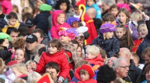 14-11-2009 SCHEVENINGEN PRINCE WILLEM-ALEXANDER WITH PRINCESS AMALIA-ALEXIA-ARIANE AND PRINCESS MAXIMA AT THE ARRIVAL OF SINTERKLAAS IN SCHEVENINGEN 
