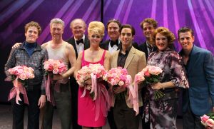 03-10-2010 SHOWBIZZ; PREMIERE PETTICOAT MUSICAL TE AMSTERDAM. De triomf, het ovationele applaus en de ontlading bij Petticoat en Chantal Janzen.
foto: Albert den Iseger